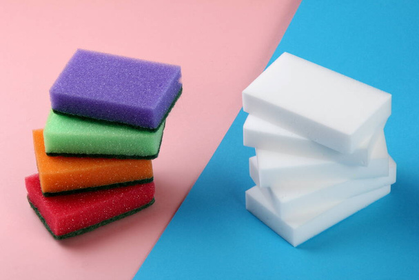 melamina y esponjas convencionales para la cocina y la limpieza de una casa - Foto, imagen