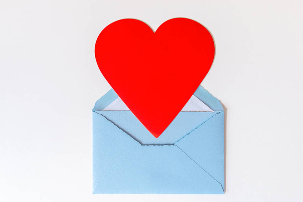 Відкритий синій конверт з великим червоним серцем на білому тлі. Любовний лист із серцем. Вдячність лікарям і медсестрам. Валентино, мамо, вітаємо жінок.. - Фото, зображення