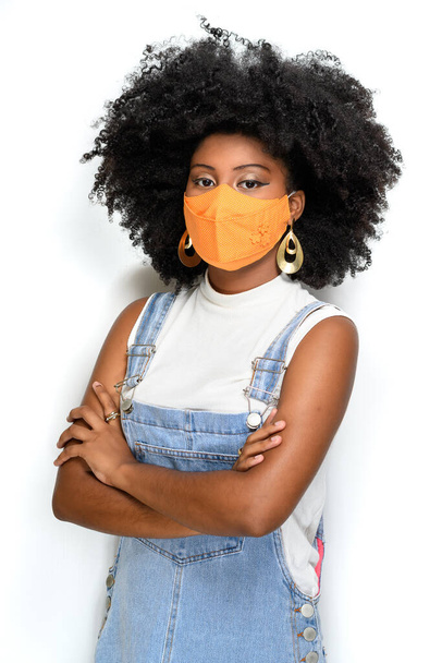 zwart tiener dragen gezichtsbescherming masker tegen covid 19 geïsoleerd op witte achtergrond - Foto, afbeelding