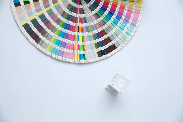 Drücken Sie Farbmanagement. Cmyk Streifenlupe und Farbpalette auf weißem Hintergrund. - Foto, Bild