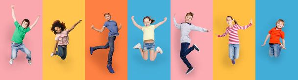Happy Diverse Kids Jumping pozowanie na różnych kolorowych środowisk, kolaż - Zdjęcie, obraz