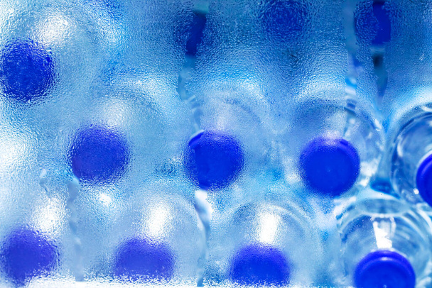 冷蔵庫のプラスチックボトルの冷たい水の行、選択的なフォーカス. - 写真・画像