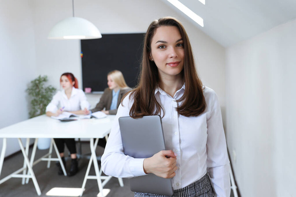 Portrét ženy s laptopem na pozadí pracovní kanceláře - Fotografie, Obrázek