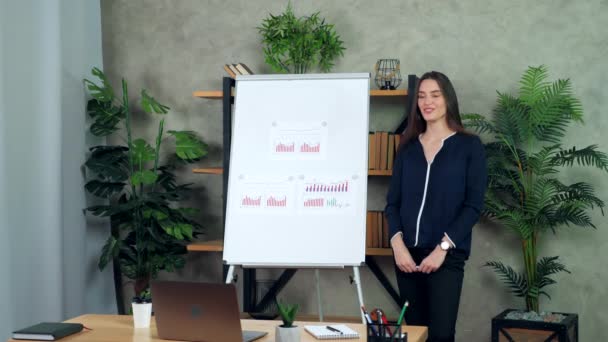 Entrenadora empresaria saluda enseña a los estudiantes escuchan empleados videollamada en línea - Imágenes, Vídeo