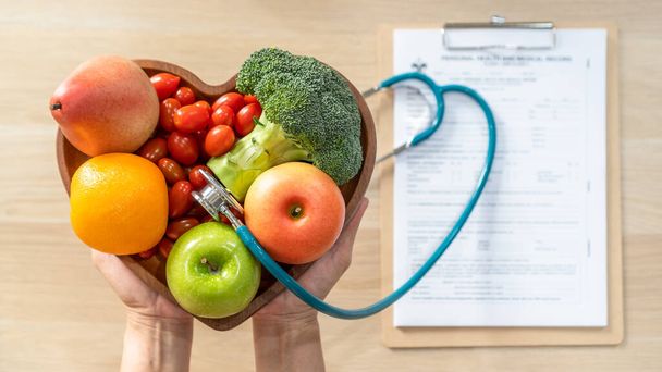 コレステロール値による心臓の健康のための栄養食品栄養士や医師が患者の幸福のために推奨する心臓料理にきれいな果物や野菜と健康的な栄養を食べる - 写真・画像