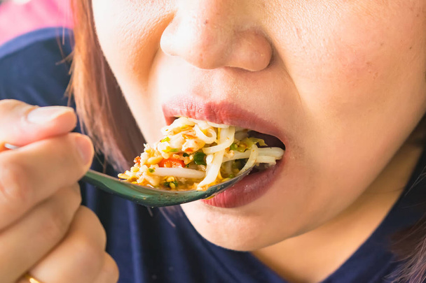 Красиві жінки їдять азіатську локшину
. - Фото, зображення