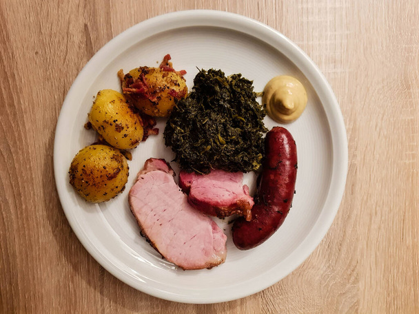 tradicional norte alemão Comida encaracolado couve com porco Bacon e salsichas - Foto, Imagem