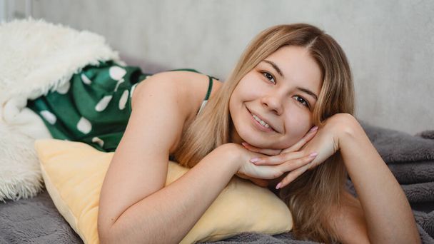 Young beautiful girl woke up at home - Foto, afbeelding