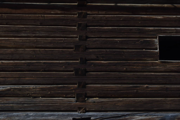 дерев'яне з'єднання або дерев'яний стик на дерев'яному будинку
 - Фото, зображення