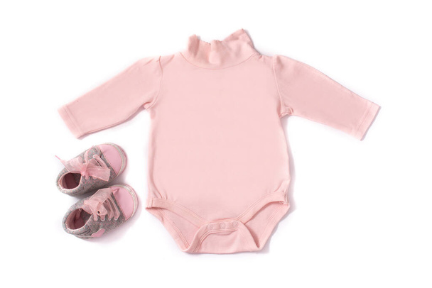 Barboteuse bébé et chaussures isolées sur fond blanc - Photo, image