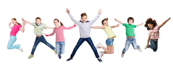 Alegre Multiracial Kids saltando en medio del aire posando sobre fondo blanco - Foto, Imagen