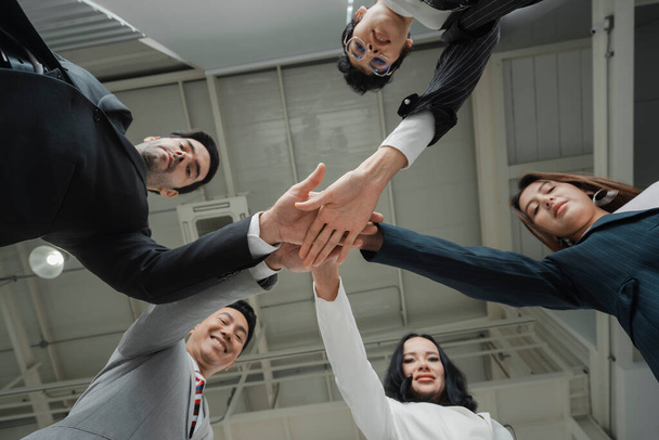 boldog üzletemberek egymásra rakják a kezüket körbe-körbe, együtt mutatják be, egyesítő koncepció, sikeres csapat - Fotó, kép