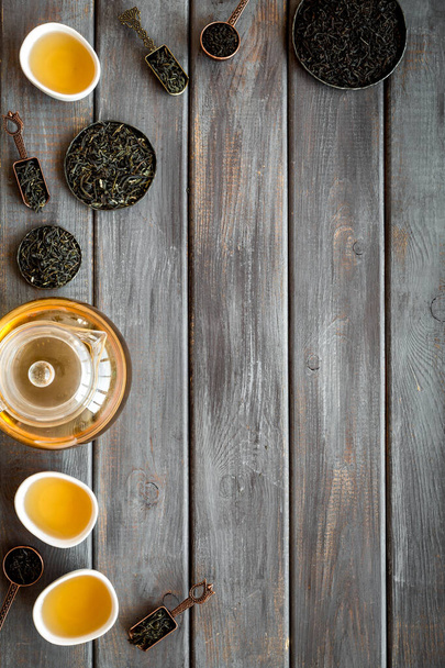 Zestaw suchej herbaty liściastej, widok nad głową. Koncepcja herbaty azjatyckiej - Zdjęcie, obraz