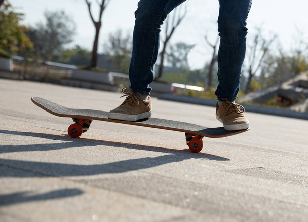 Skateboarder skateboarding outdoors on sunny morning - Foto, Imagen