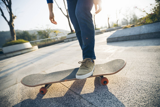 Skateboarder tying shoelace at outdoors - Foto, Imagem