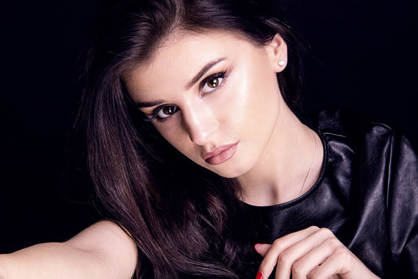 attractive brunette make up look close up shoot in studio - Foto, Imagem