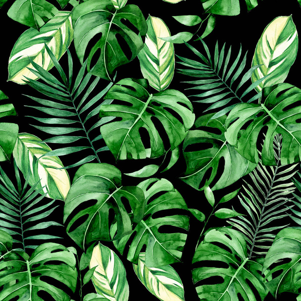 akvarell zökkenőmentes minta trópusi zöld levelek fekete háttér. pálma, szörny, páfrány levelei sötét alapon. - Fotó, kép