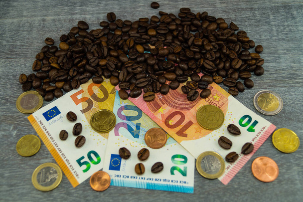 чесна торгова кава Ціна - смажені кавові зерна та гроші
 - Фото, зображення