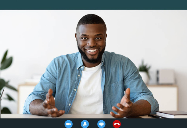 Online haastattelu. Laitteen kuvakaappaus hymyilevä musta Hr Manager tehdä videopuhelu - Valokuva, kuva