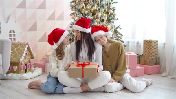 Joven mamá con niños sosteniendo regalos de Navidad - Metraje, vídeo