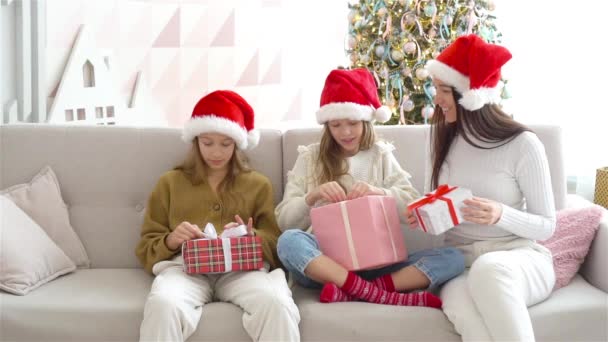 Νεαρή μαμά με παιδιά που κρατάνε χριστουγεννιάτικα δώρα - Πλάνα, βίντεο