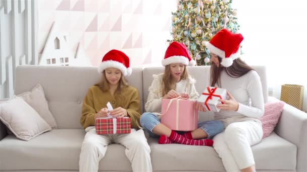 Joven mamá con niños sosteniendo regalos de Navidad - Imágenes, Vídeo