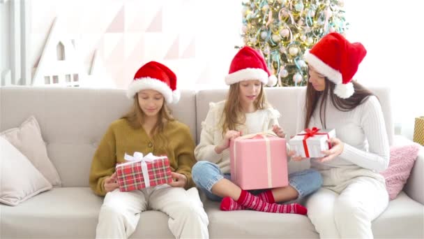 Νεαρή μαμά με παιδιά που κρατάνε χριστουγεννιάτικα δώρα - Πλάνα, βίντεο