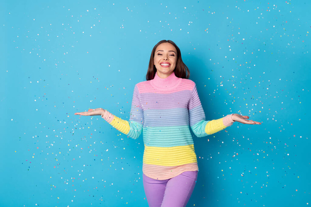 Фотографія дівчини тримає руку насолоджуйтесь пуловер з повітряним осіннім мухом ізольований на синьому кольоровому фоні
 - Фото, зображення