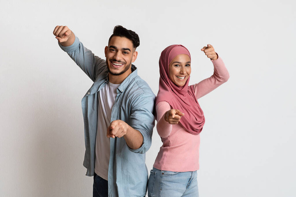 Mám tě. Veselý muslimský pár ukazující prsty na kameru, ukazující někoho - Fotografie, Obrázek