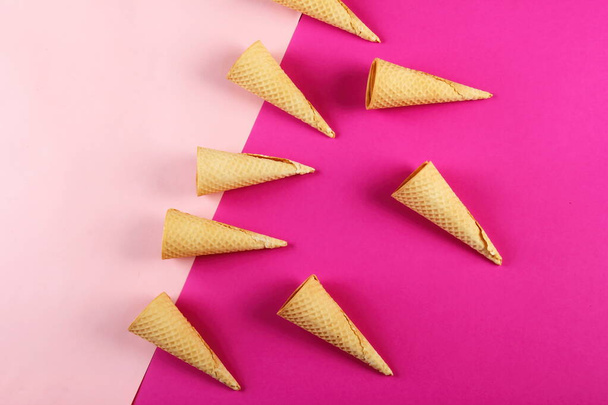 Patrón de conos de helado Emty sobre fondo rosa. Vista superior. Varios conos de helado de oblea designe - Foto, imagen