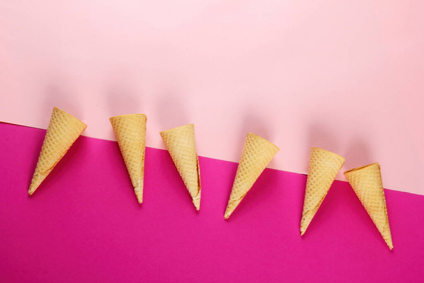 Padrão de cones de sorvete vazio no fundo rosa. Vista superior. Vários cones de sorvete wafer designne - Foto, Imagem