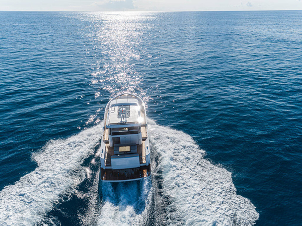моторна яхта в навігаційному вигляді повітряного безпілотника
 - Фото, зображення