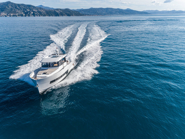 yacht à moteur en navigation vue aérienne par drone - Photo, image