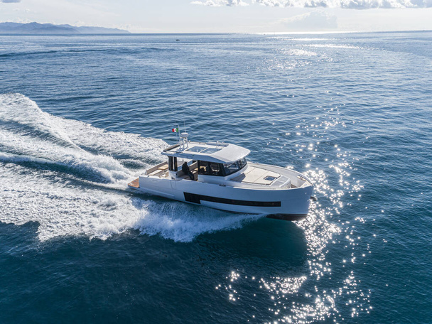 yacht a motore in navigazione aerea vista drone - Foto, immagini