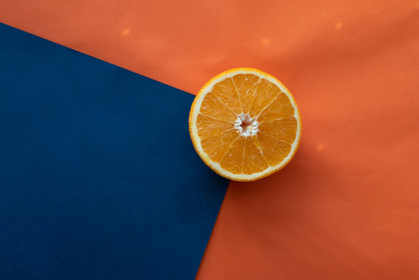 πορτοκαλί φρούτα στο παρασκήνιο, έννοια υγιεινής διατροφής, κενός χώρος για κείμενο - Φωτογραφία, εικόνα
