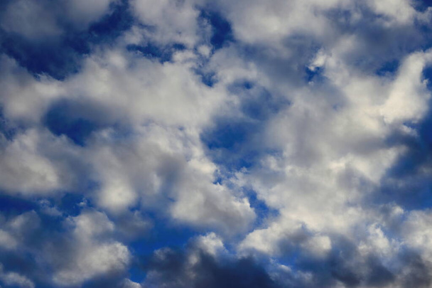 blauer Himmel mit weißen Wolken - Foto, Bild