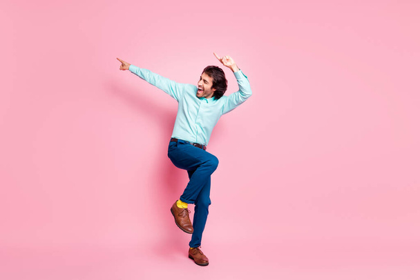 Full body photo of young handsome cheerful positive man enjoy music dance isolated over pink color background - Zdjęcie, obraz