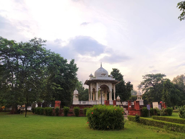 美しい緑豊かなベグム・ハスラット・マハル公園｜Lucknow Uttar Pradasu - 写真・画像
