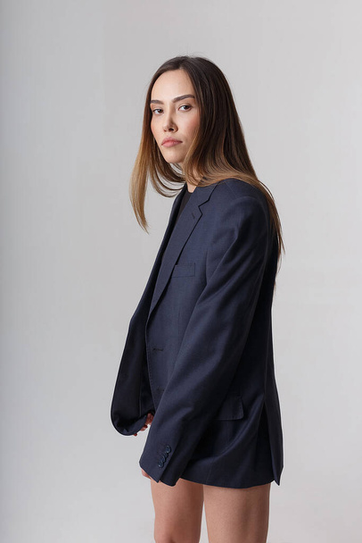 młody atrakcyjny Azji kobieta w niebieski garnitur odizolowany na biały studio tło - Zdjęcie, obraz