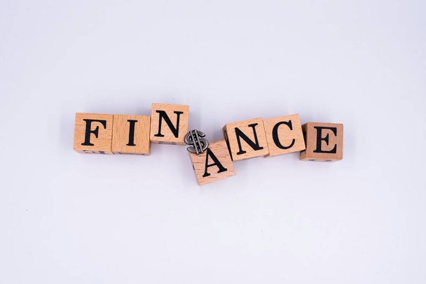 Слово FINANCE, написане на дерев'яному блоці, текст на фоні
, - Фото, зображення