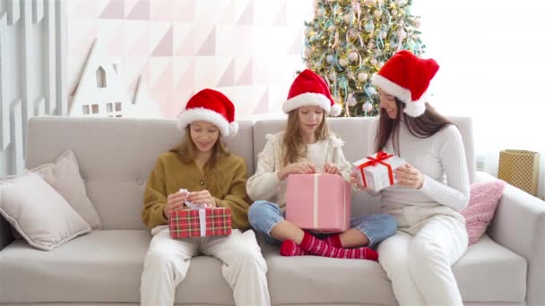 Jeune maman avec des enfants tenant des cadeaux de Noël - Séquence, vidéo
