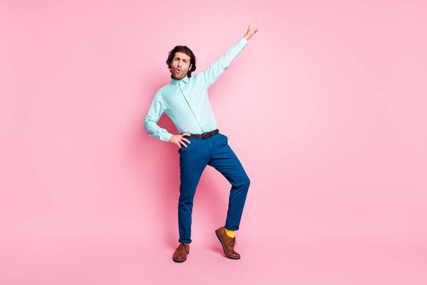 Corpo inteiro foto de jovem atraente homem animado legal louco desfrutar de música dança isolada sobre cor rosa fundo - Foto, Imagem
