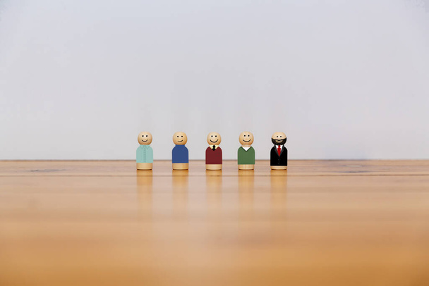 Figuras de madera de un feliz equipo de amigos - Foto, imagen