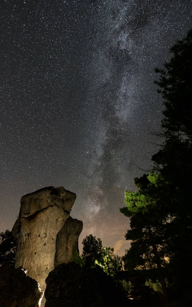 Piedra iluminada bajo la Vía Láctea con espacio de texto - Foto, imagen