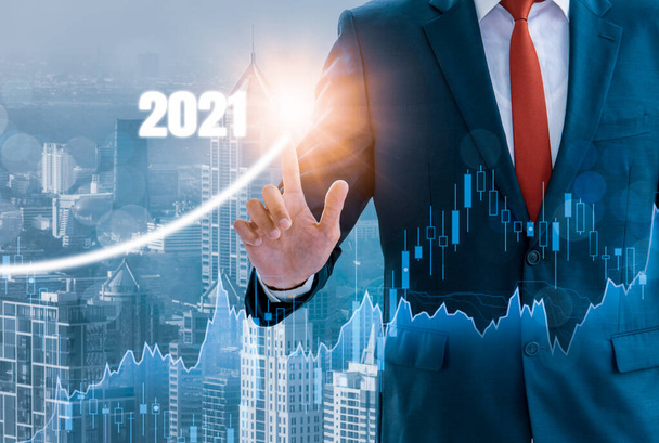 Businessman Crescita di successo, utilizzando tocco dito 2021, grafico delle scorte e sfondo grafico, concetto di crescita degli investimenti aziendali, Mercato azionario, piano di strategia di mercato, fluttuazione del mercato azionario - Foto, immagini