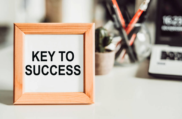 The key to success is a frame on the desktop, an isolated white background. - Foto, Bild