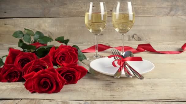 Rode rozen van dichtbij. Twee glazen en bestek. Uit eten. Rood lint. Fijne Valentijn. Valentijnsdag. 4K - Video