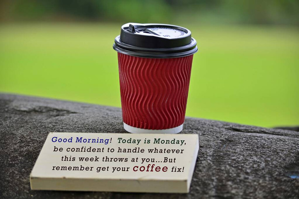 Červený papírový šálek kávy s textem napsaným na tabuli a zeleni pozadí - Fotografie, Obrázek