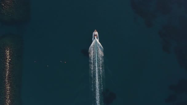 Antenni drone video puhallettava kylkiluun nopeus vene risteily suurella nopeudella syvällä - Materiaali, video