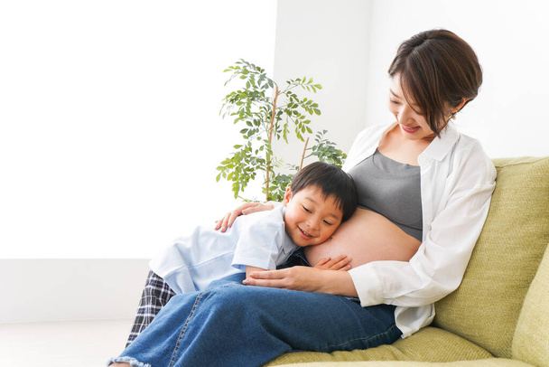 menino e sua mãe grávida  - Foto, Imagem